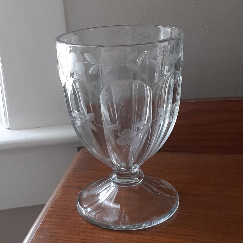 Etched vintage vase. - Picture 3 of 8
